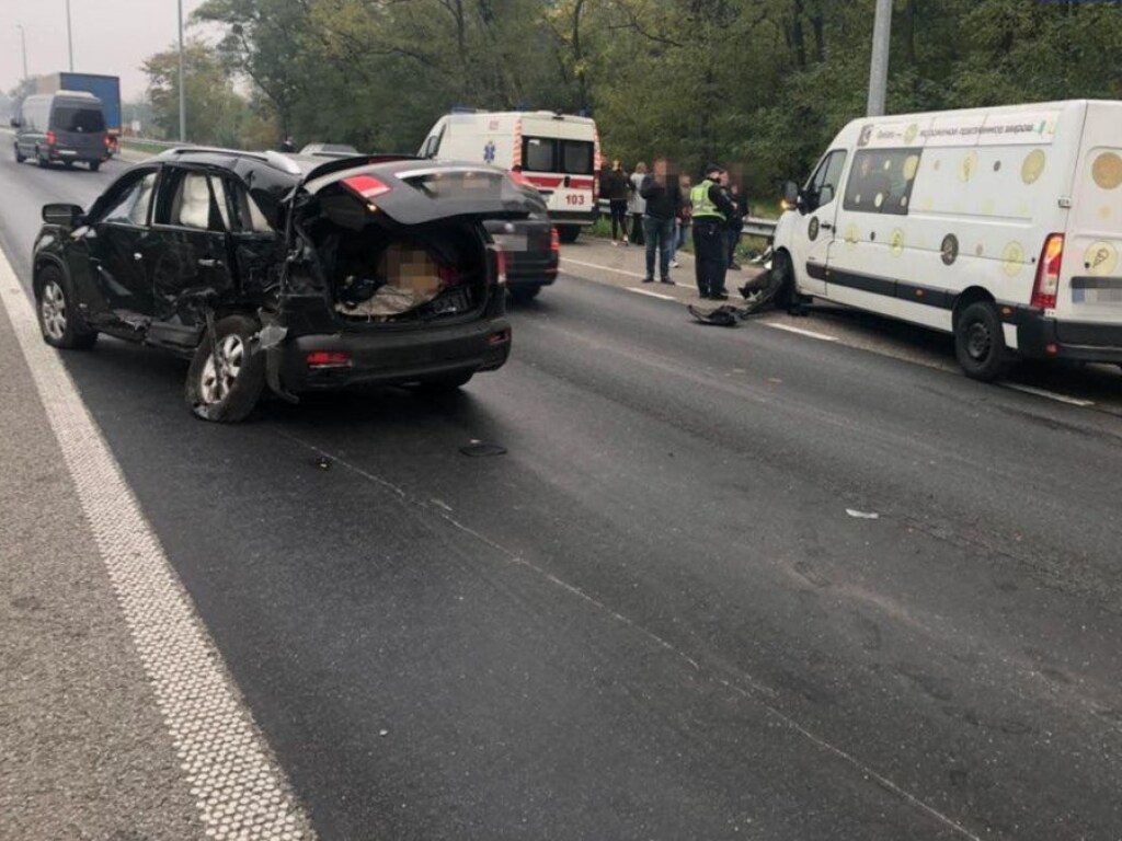 На трассе под Киевом произошло ДТП с десятью пострадавшими (ФОТО)