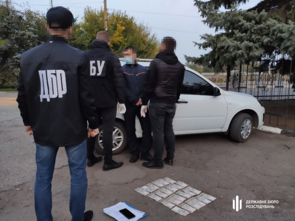 Следователи ГБР задержали полицейского, который продавал разрешение на приобретение оружия (ФОТО)