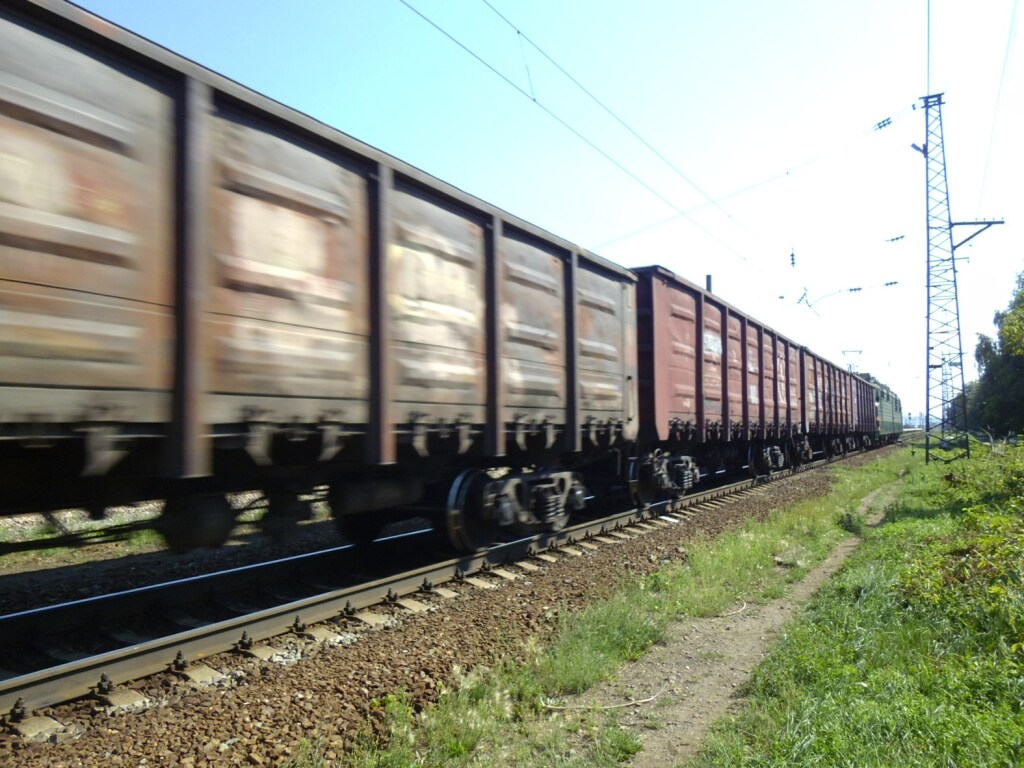 В Днепропетровской области во время движения по железной дороге сошли с рельсов вагоны грузового поезда (ВИДЕО)