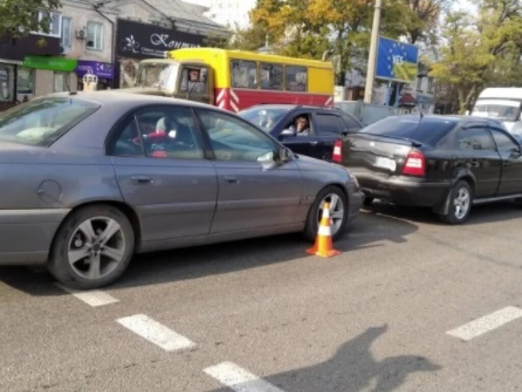 В Николаеве на проспекте столкнулись Toyota и Lexus (ФОТО)