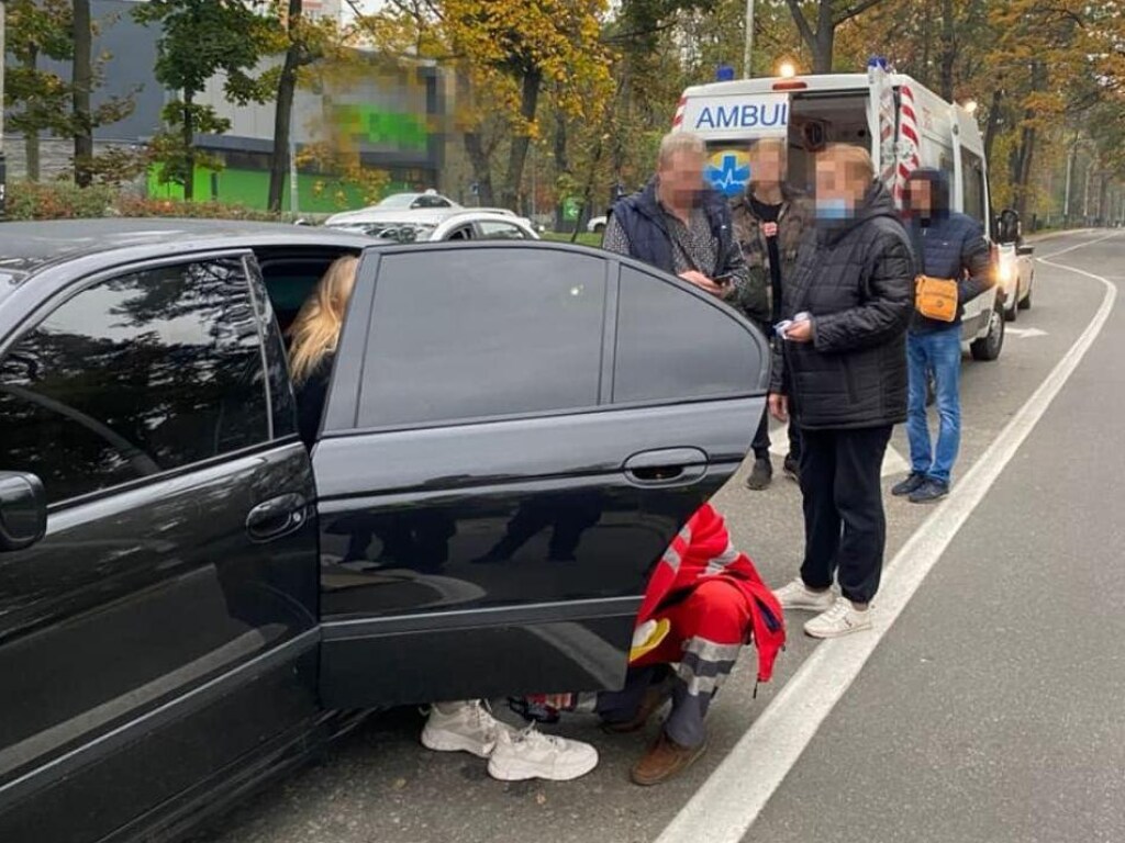 Под Киевом маршрутка на «зебре» сбила девушку и протаранила BMW (ФОТО)