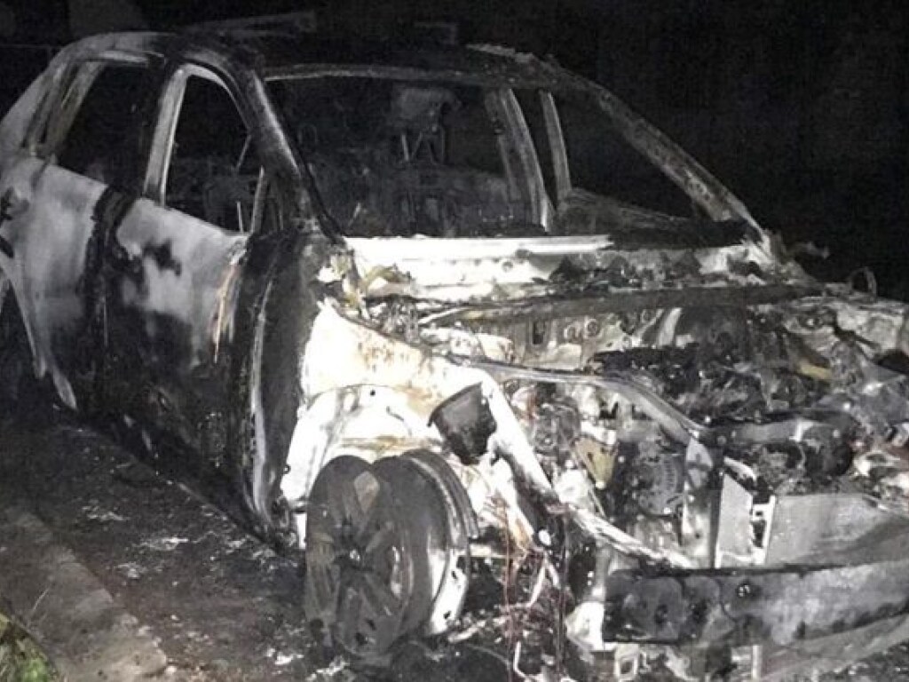 В Полтаве ночью взорвался и сгорел автомобиль Toyota RAV4 (ФОТО)