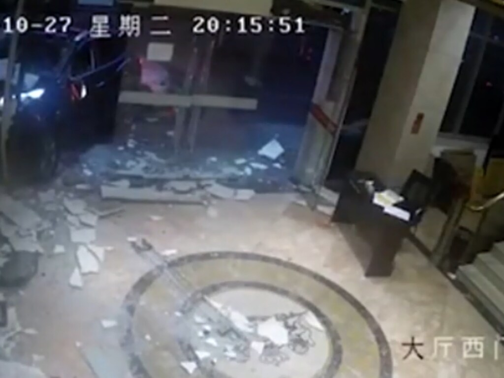 Женщина с молниеносной реакцией вытащила подругу из-под колес внедорожника: автомобиль врезался в отель (ВИДЕО)