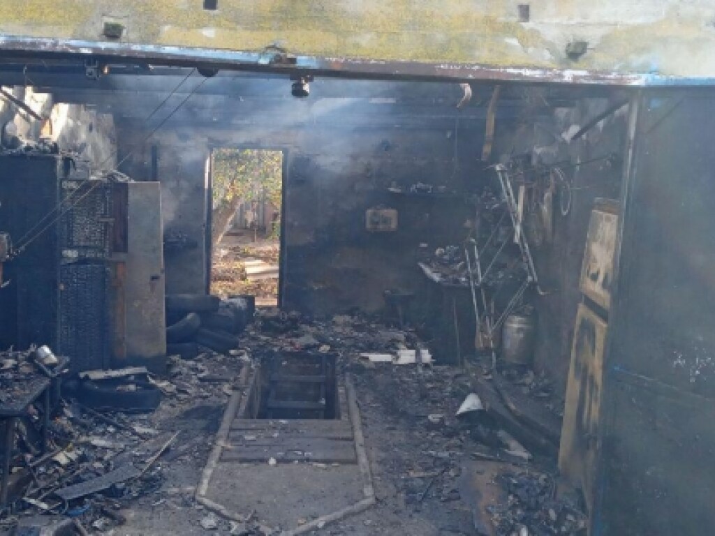 В Запорожской области сгорел гараж с ВАЗ (ФОТО)