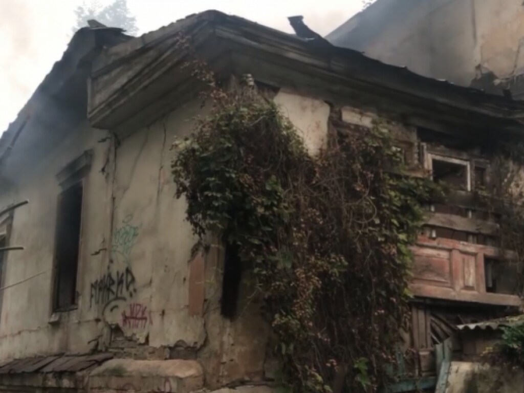 На Подоле в Киеве сгорело старинное здание (ФОТО, ВИДЕО)