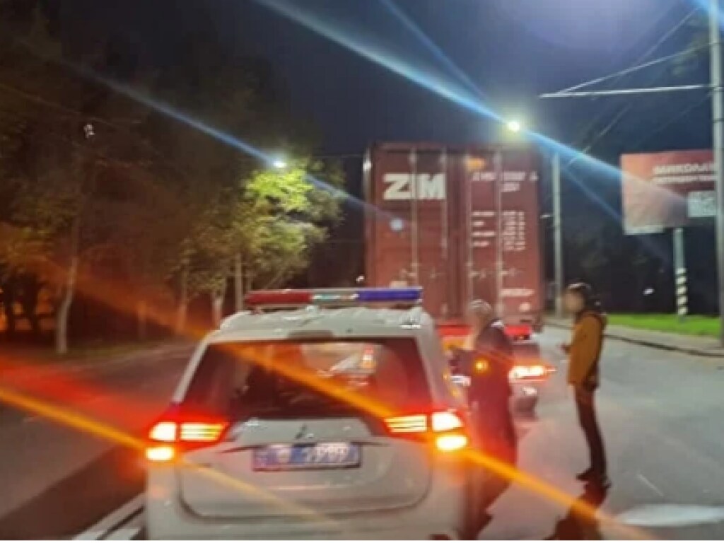 Ночью в Николаеве столкнулись тягач и Skoda: легковушку протащило несколько метров по дороге (ФОТО)