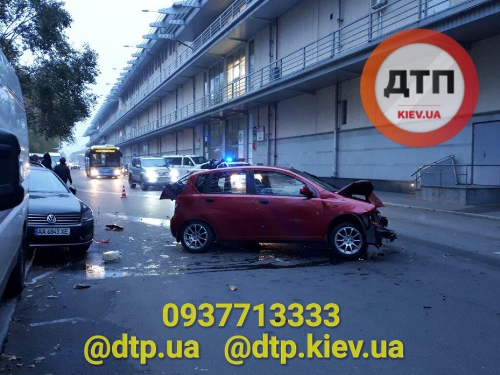 На Оболони в Киеве водитель Chevrolet вылетел с дороги и врезался в припаркованные Nissan и Volkswagen (ФОТО)