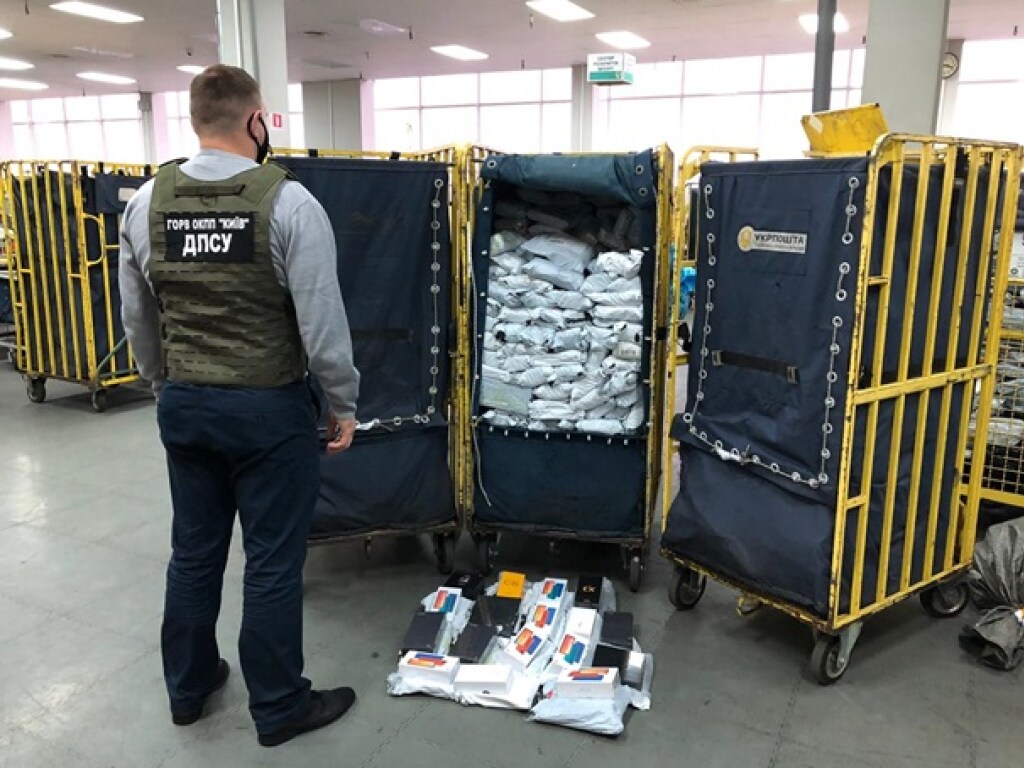 В аэропорту «Борисполь» изъяли семьсот нелегальных посылок (ФОТО)