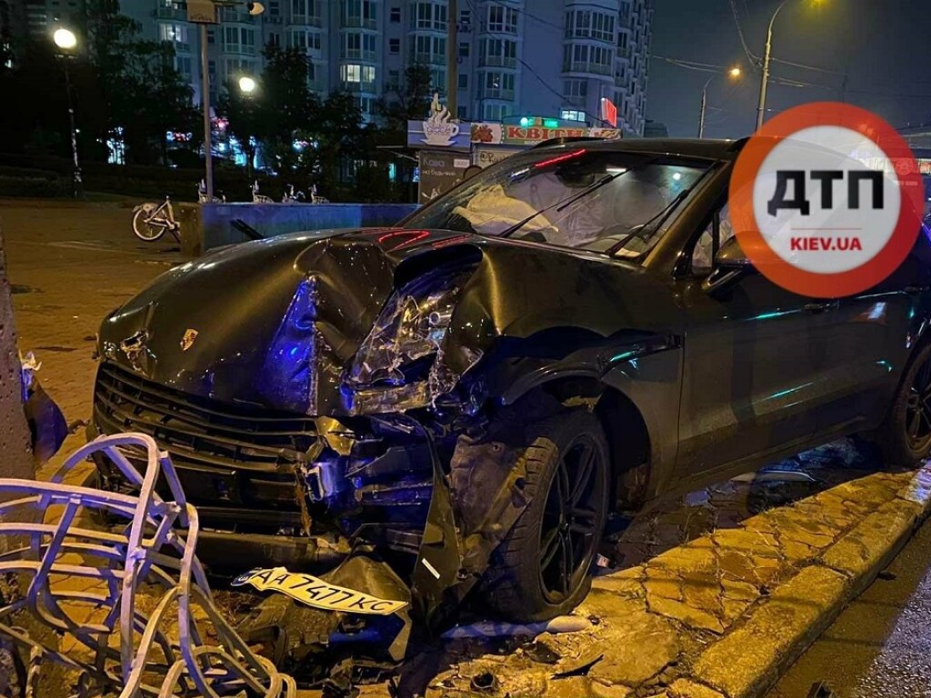 На Минском массиве в Киеве пьяный водитель Porsche влетел в столб и травмировал пешехода (ВИДЕО)