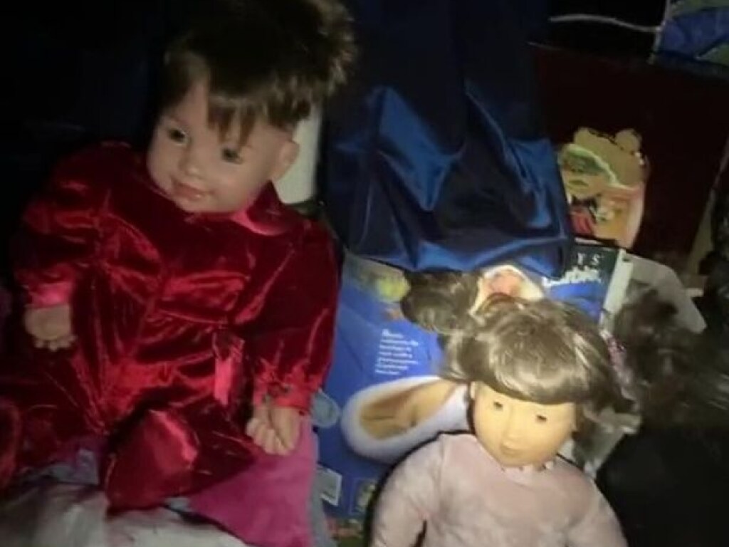 Женщина обнаружила в доме тайную комнату с жуткими куклами (ВИДЕО)