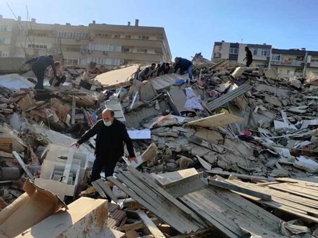 Землетрясение в Турции: четыре человека погибли, 120 пострадали (ФОТО)