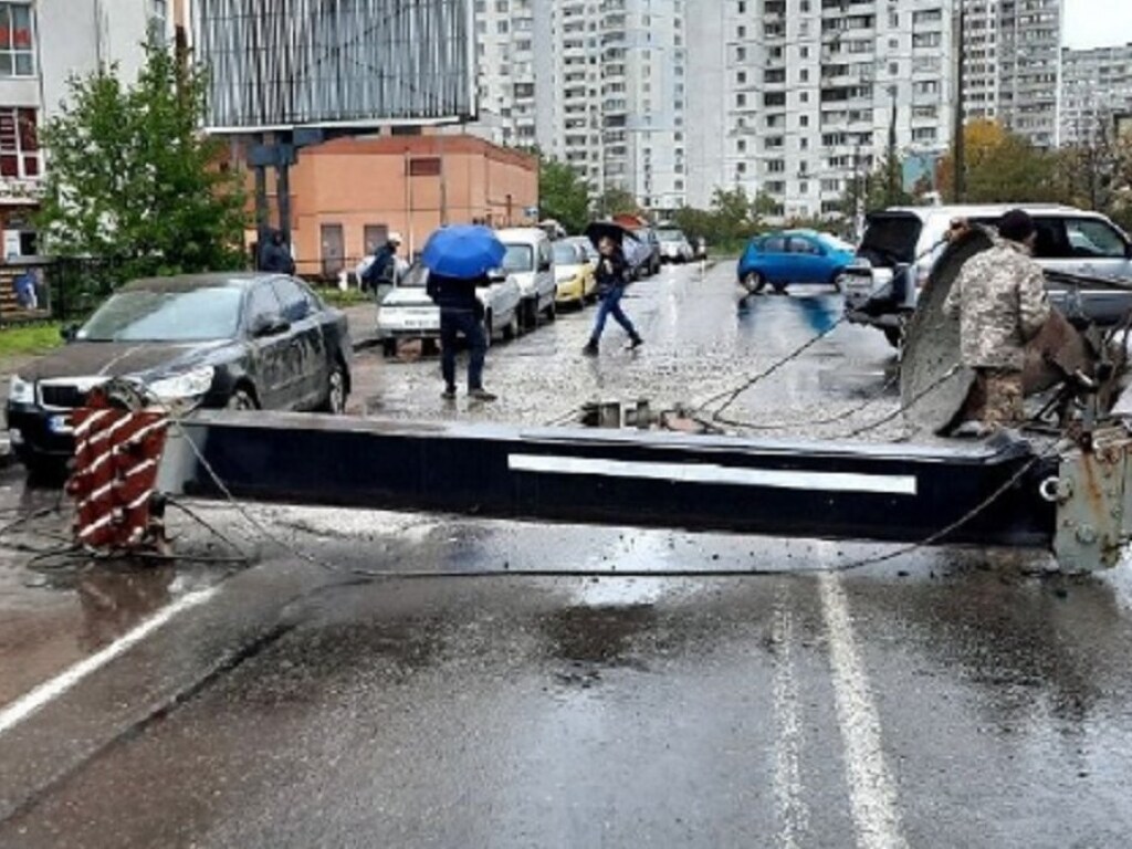 На столичных Позняках строительный кран рухнул на Mitsubishi (ВИДЕО)