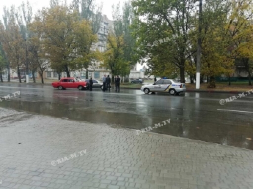 В Мелитополе водитель «Москвича» пытался развернуться и спровоцировал ДТП (ФОТО, ВИДЕО)