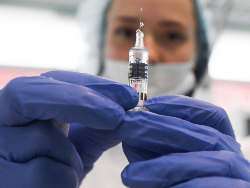 «Вакцина не даст 100% гарантии»: медик высказался о мутации коронавируса