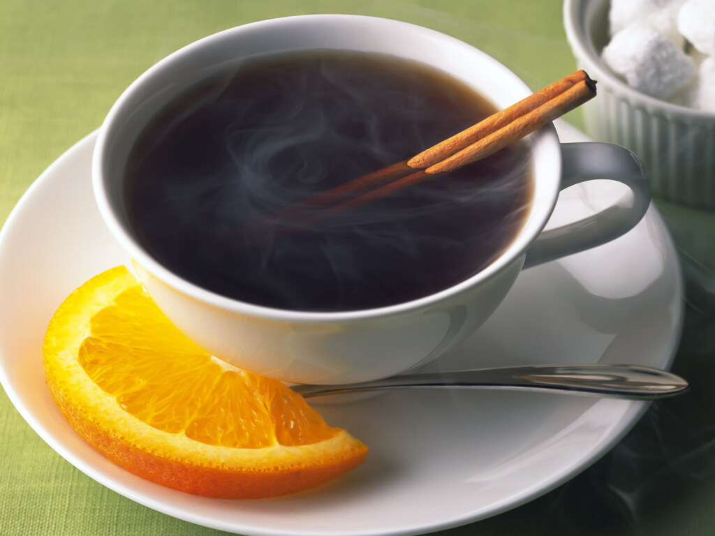 Врач рассказала, какой чай пить при простуде и слабости