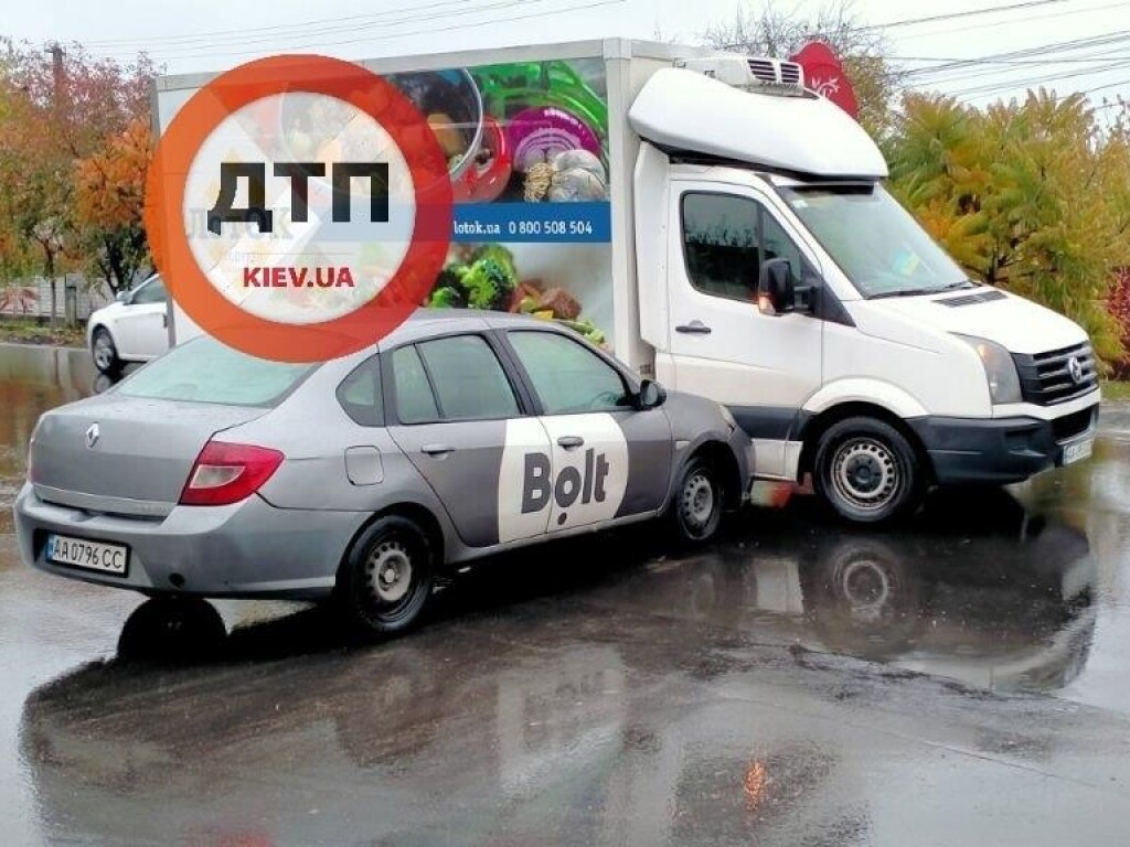 Под Киевом автомобиль такси протаранил фургон Volkswagen (ФОТО)