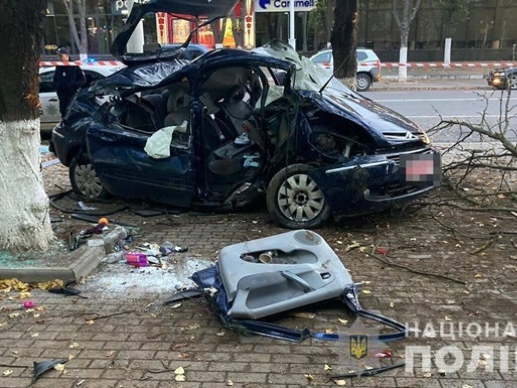 В Одессе пьяный водитель на Citroen врезался дерево: двое пассажиров погибли, двое госпитализированы (ФОТО)