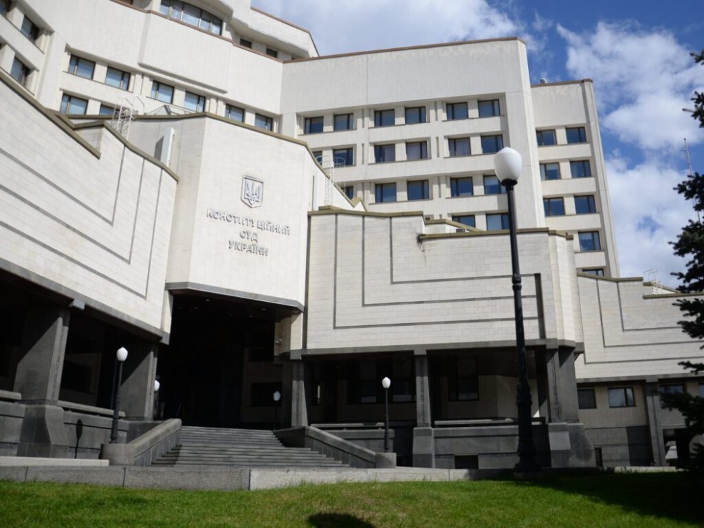 Законопроект Зеленского об отставке судей КСУ противоречит Конституции &#8212; эксперт