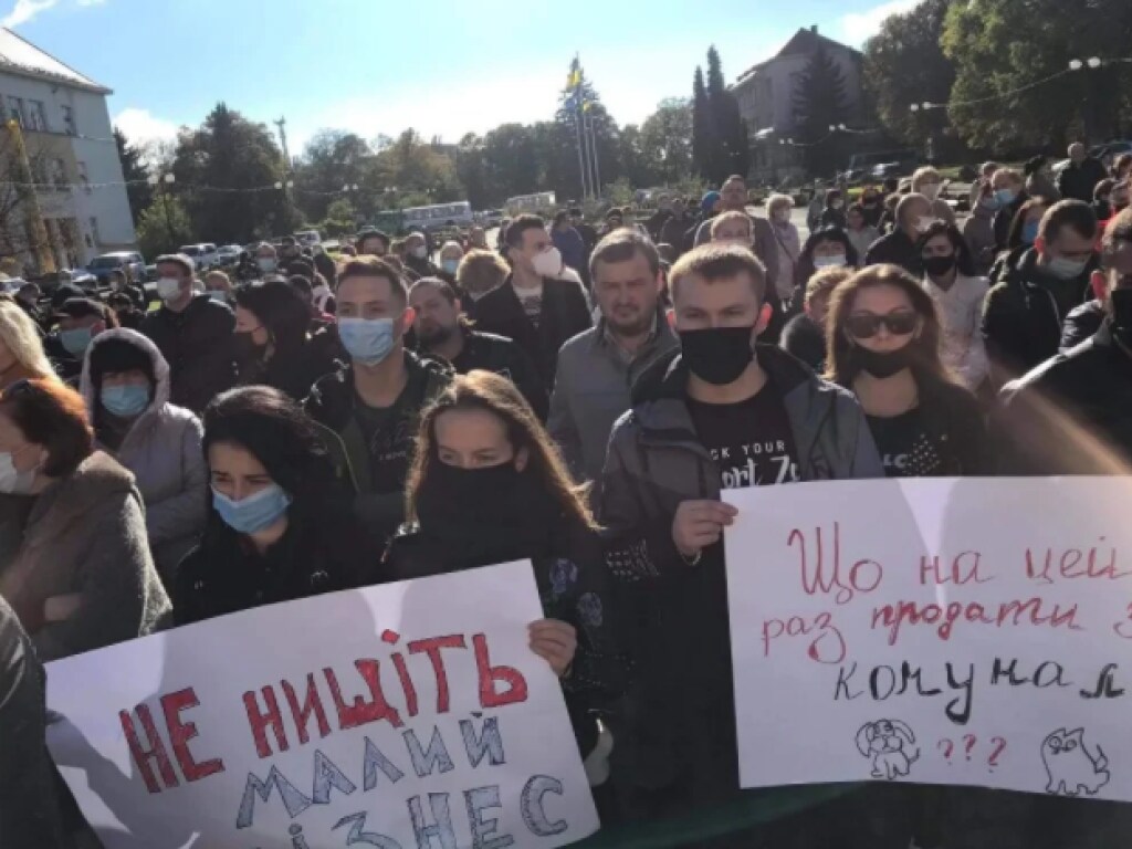 В Ужгороде прошли массовые акции протеста из-за карантина (ФОТО, ВИДЕО)