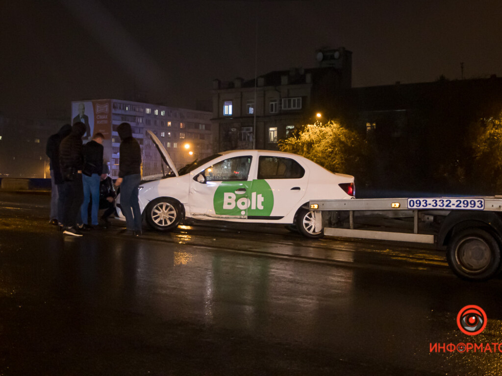 В Днепре произошло ДТП с участием авто такси: машина перегородила трамвайные пути (ФОТО)