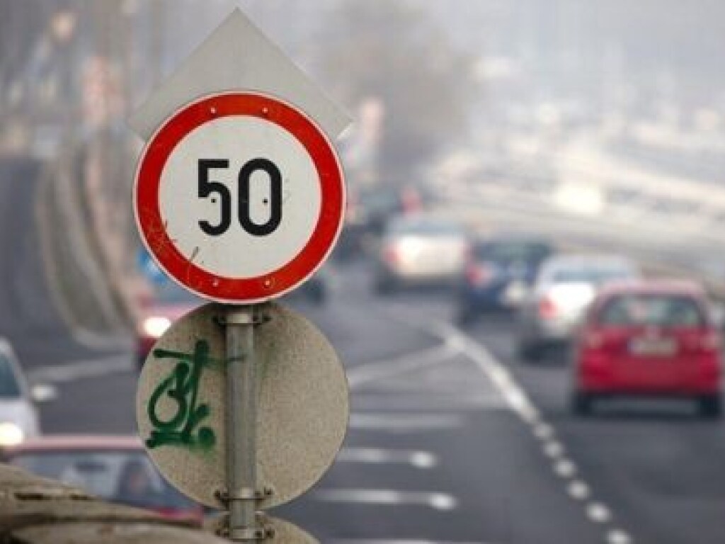 На семи участках дорог в Киеве вернули ограничение скорости до 50 километров в час