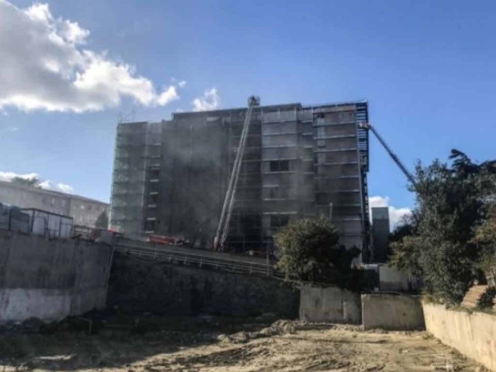 В Стамбуле произошел пожар в здании медицинского факультета (ФОТО, ВИДЕО)