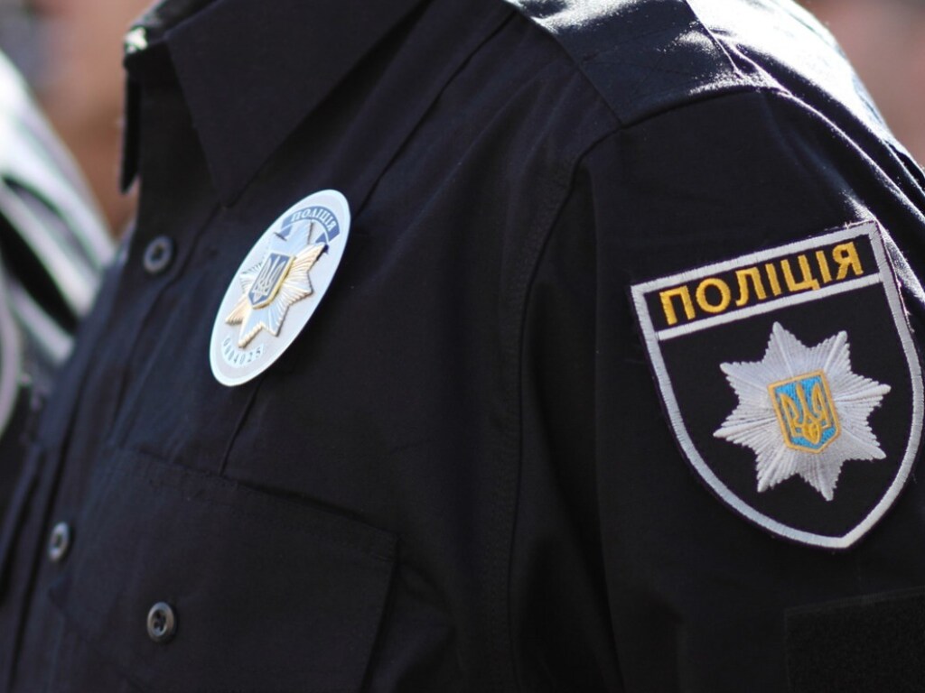 На Закарпатье во время дежурства полицейский выстрелил себе в подбородок