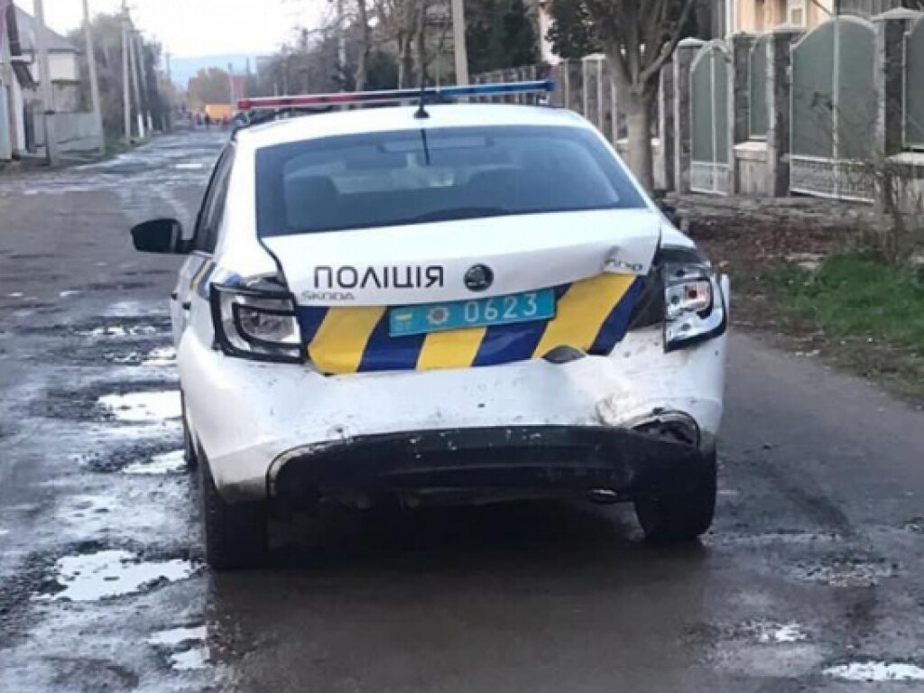 На Закарпатье пьяный водитель «ВАЗ» при попытке побега врезался в патрульное авто (ФОТО)