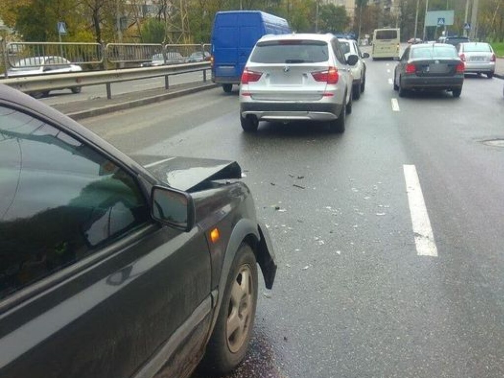 На Сырце в Киеве иномарка «догнала» BMW (ФОТО)