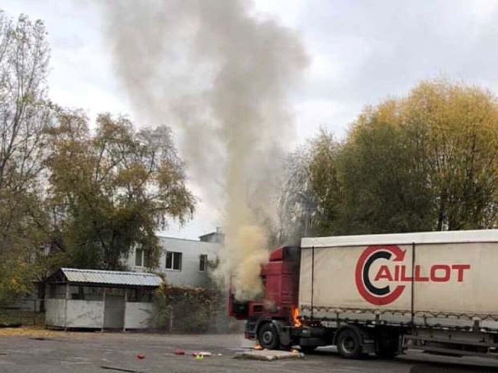 В Харькове на Салтовке загорелся грузовик (ФОТО)