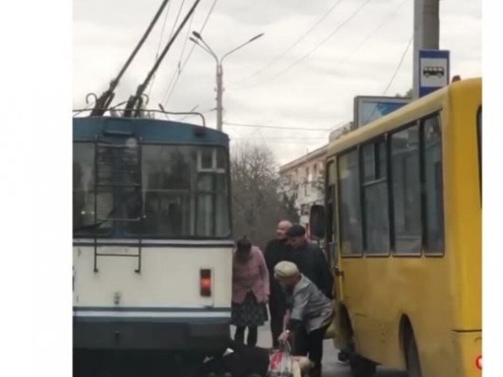 В Херсоне троллейбус протащил по дороге пожилого мужчину (ФОТО, ВИДЕО)