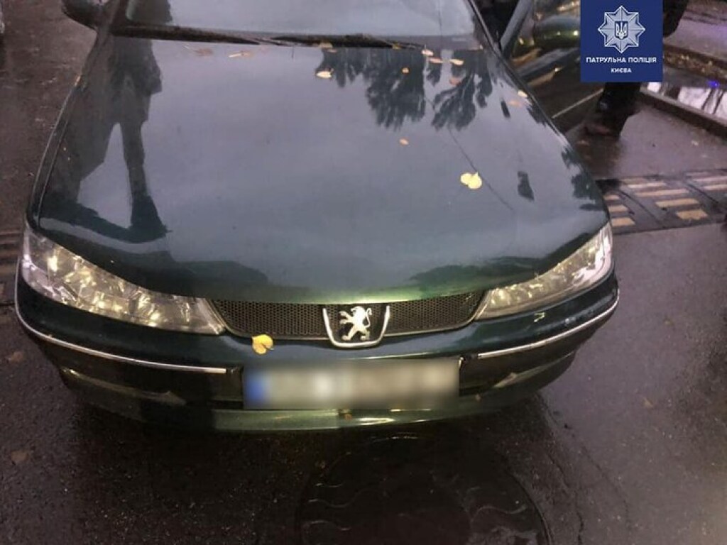 В Киеве мужчина протаранил полицейский автомобиль при побеге от бывшей жены (ФОТО)