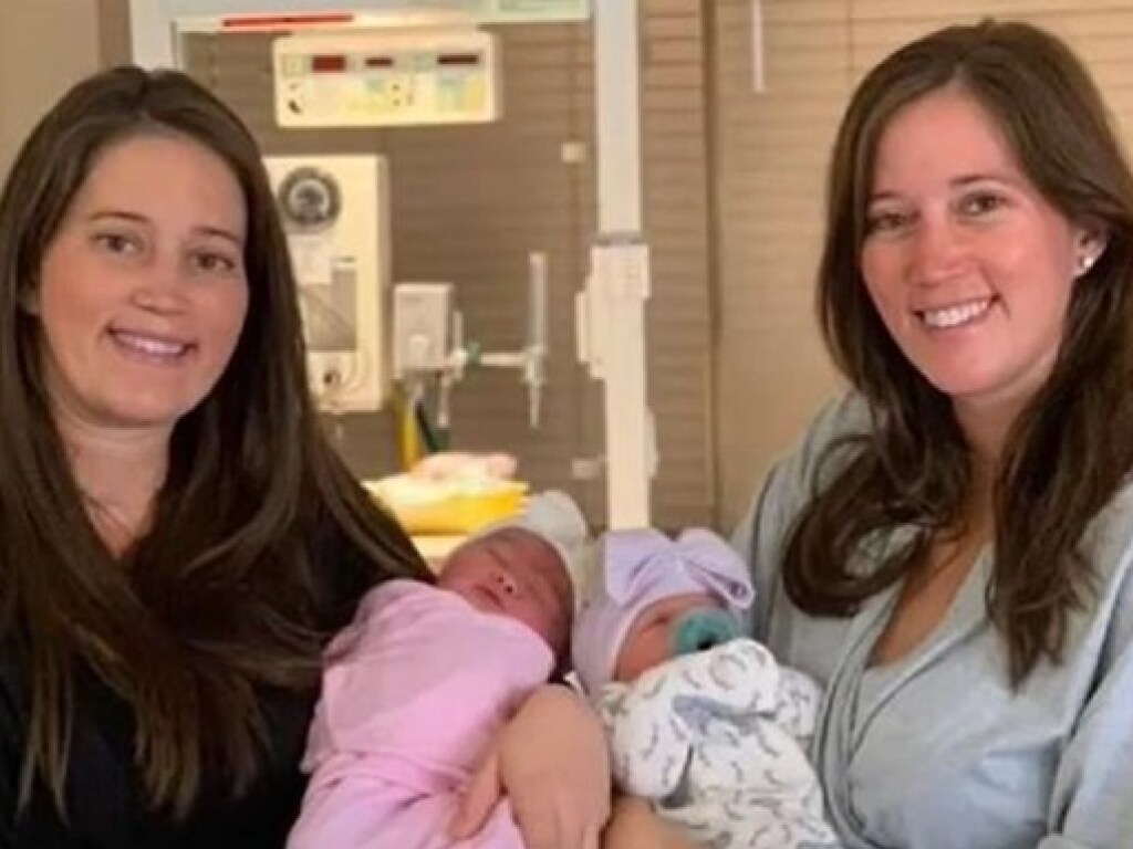 В США сестры-близнецы родили дочерей в свой день рождения (ФОТО)