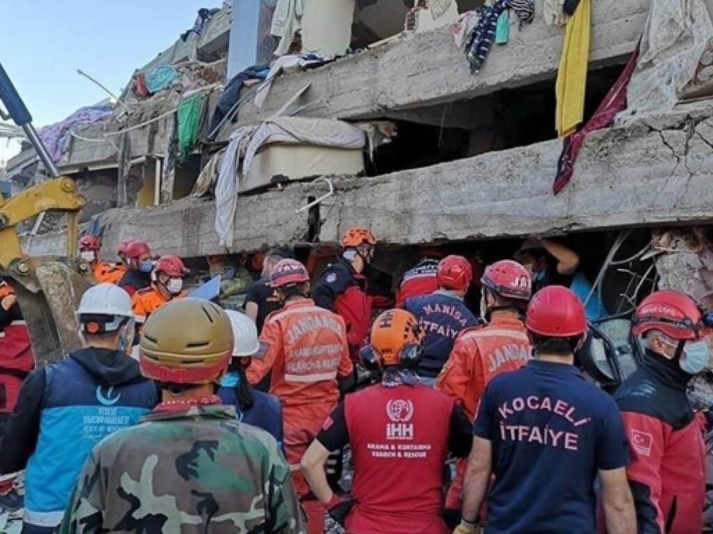 В результате землетрясения в Турции погибли почти сто человек, около тысячи пострадали (ФОТО, ВИДЕО)