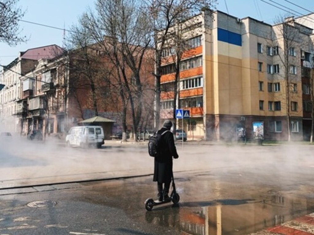В Киеве возле Ипподрома улицу затопило кипятком (ВИДЕО)