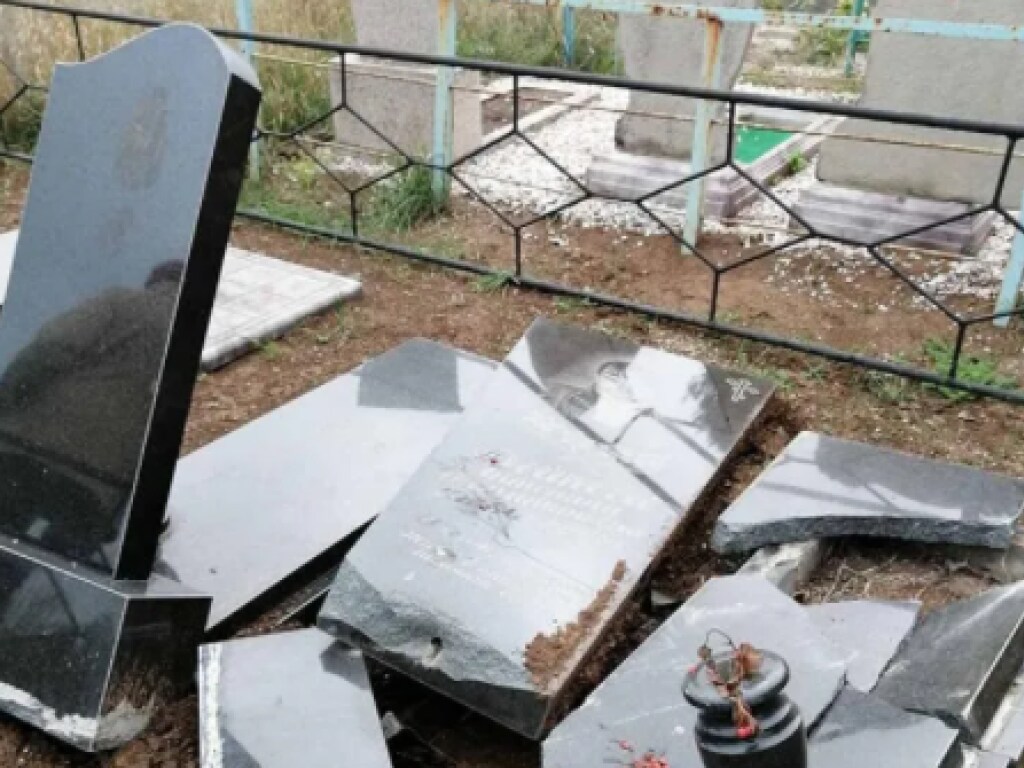 В Запорожской области на кладбище после Хэллоуина обнаружили 14 разрушенных могил (ФОТО)