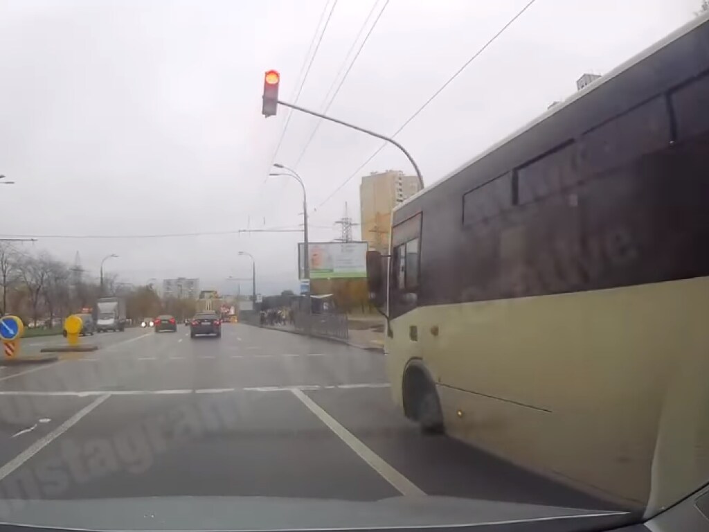 В Киеве маршрутка промчалась на красный свет: яркое видео показали в Сети