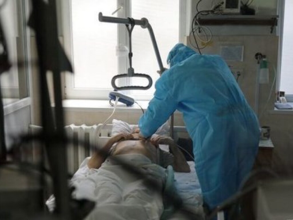 В украинских больницах для пациентов с COVID-19 койки заполнены почти на 70%