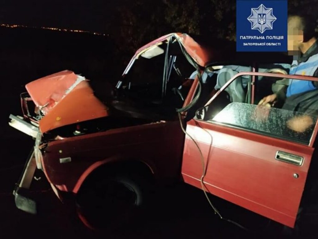 В Запорожье патрульные обнаружили изуродованное авто: водитель был пьян (ФОТО)
