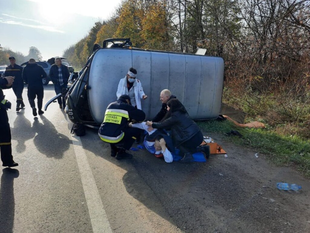 В Ровенской области перевернулась «скорая», доставившая в больницу пострадавших в тройном ДТП (ФОТО)