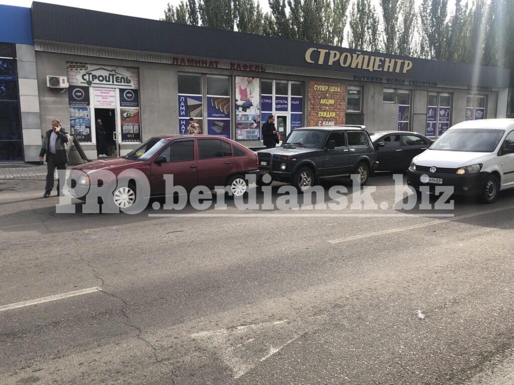 В Бердянске произошло ДТП: столкнулись Geely, ВАЗ и Opel (ФОТО)