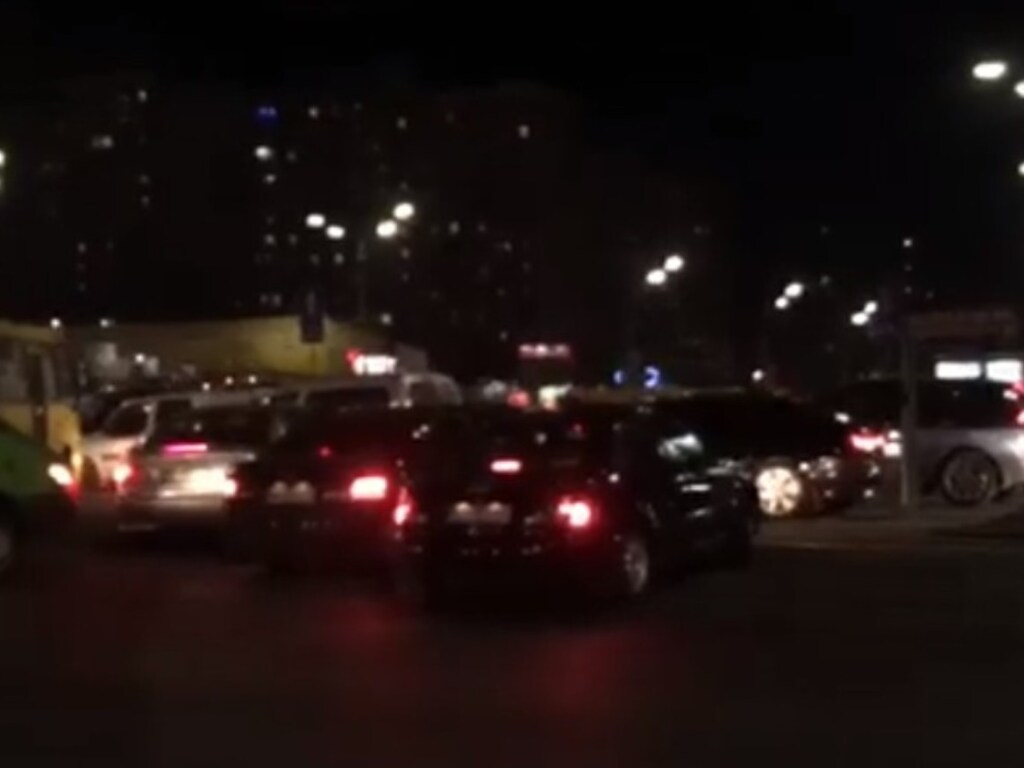 Вечером в Киеве на дорогах образовались масштабные пробки: что произошло