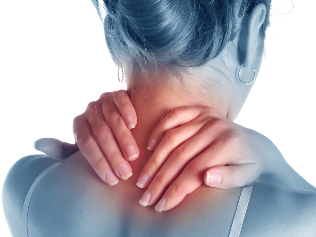 Медики назвали главную причину боли в шее