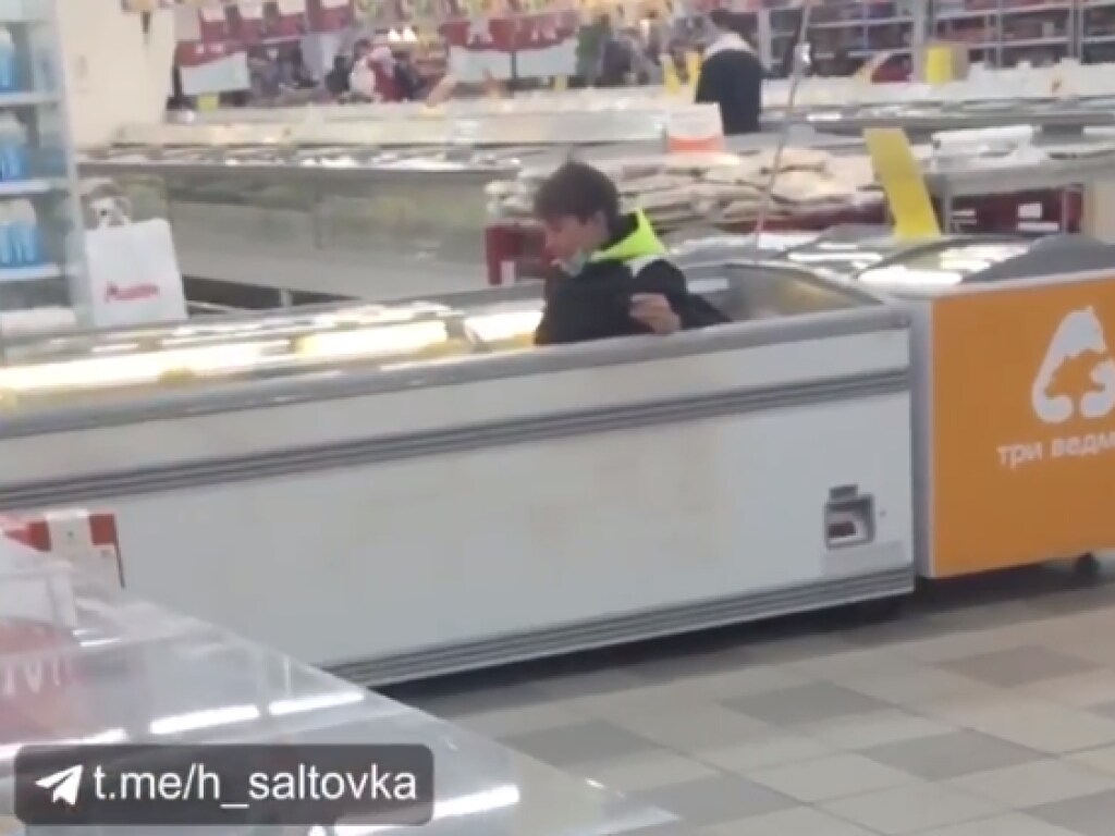В харьковском супермаркете шутник забрался в холодильник с продуктами (ФОТО, ВИДЕО)