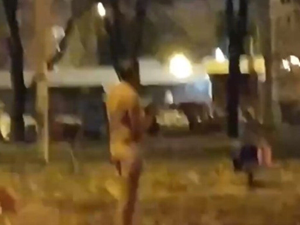 В Харькове посреди улицы стоял голый мужчина (ВИДЕО)