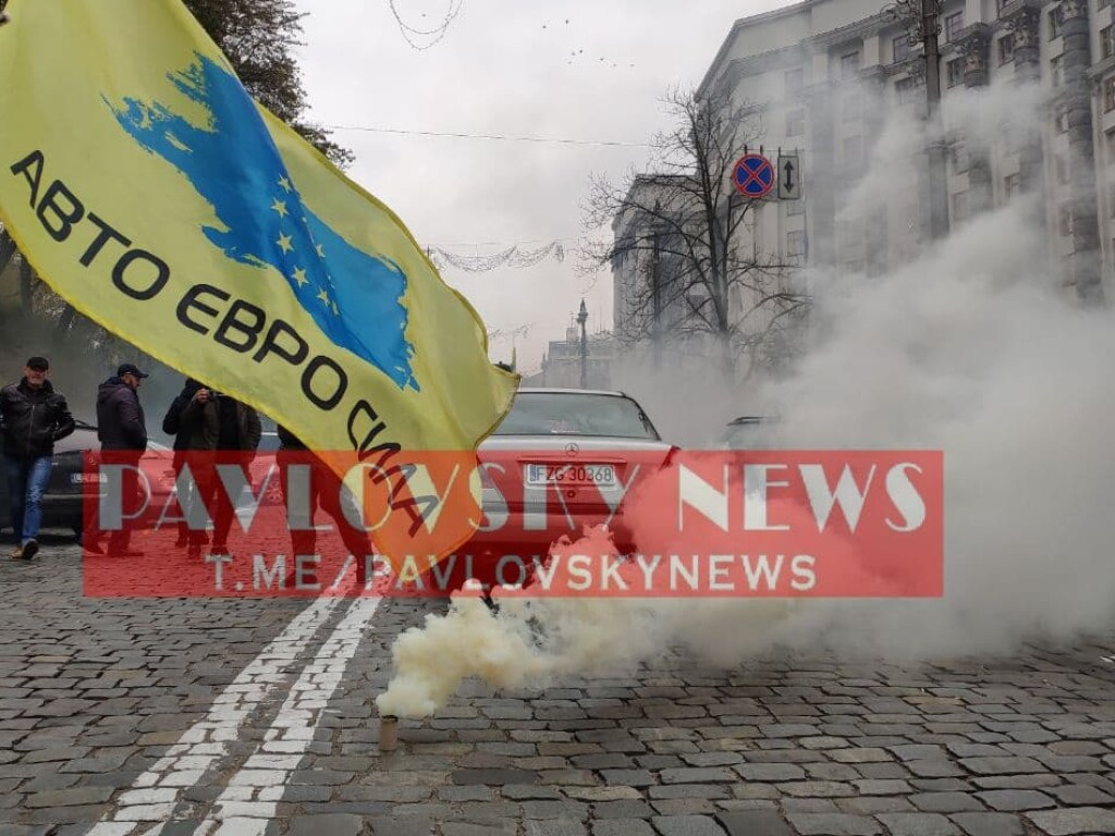 «Евробляхеры» перекрыли правительственный квартал в Киеве (ФОТО, ВИДЕО)