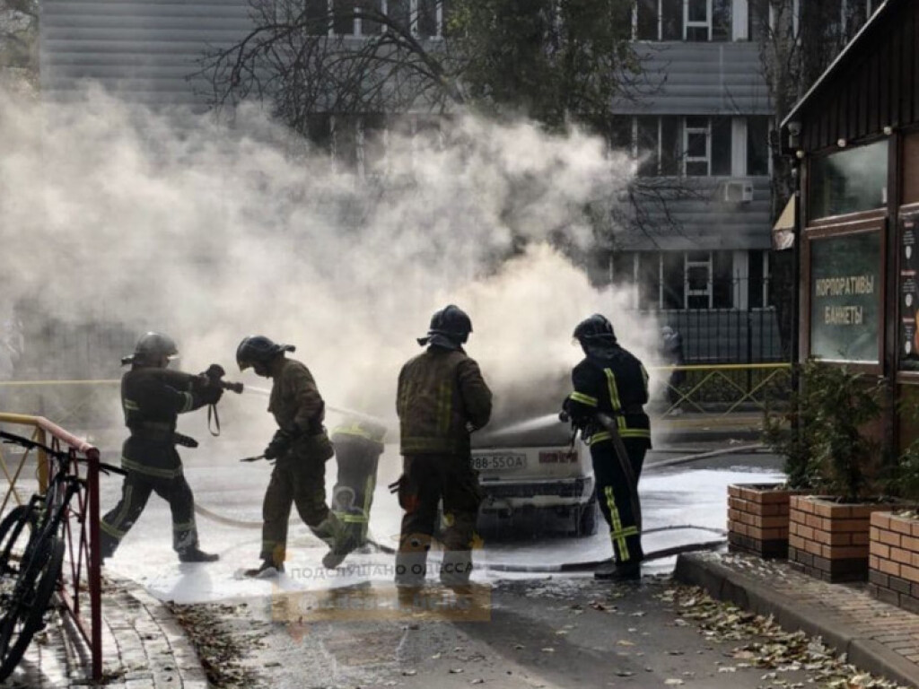 В Одессе во дворе вспыхнул автомобиль ВАЗ (ФОТО)