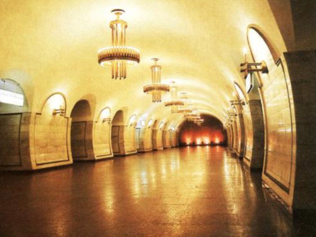 В Киеве закрыли две центральные станции метро: полиция проверяет информацию о минировании