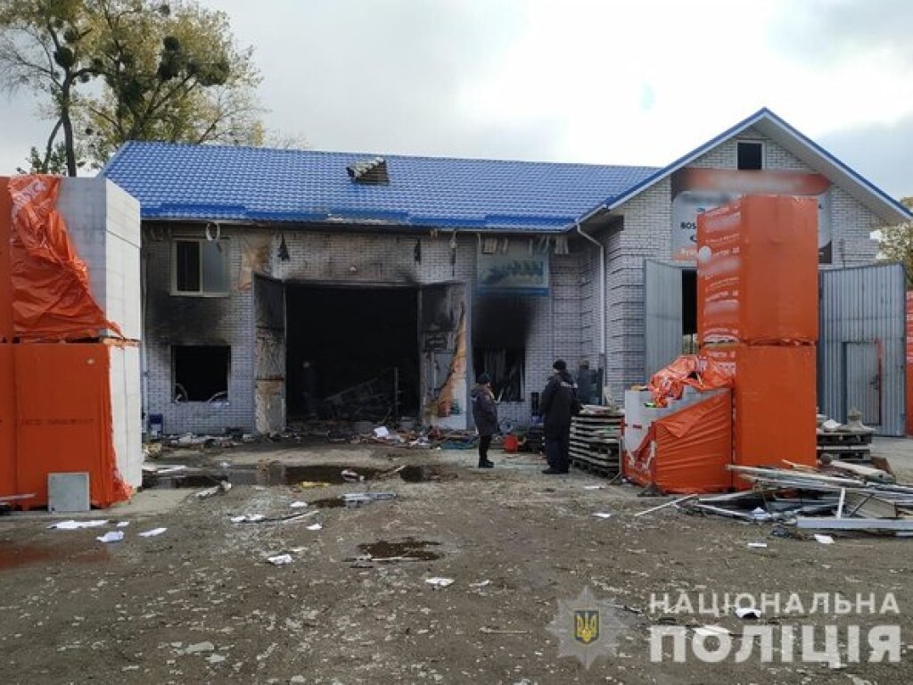 На Киевщине в строительном магазине произошел взрыв: двое пострадавших (ФОТО)