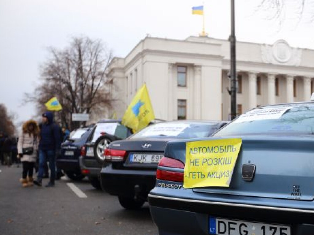 В центре Киеве «евробляхеры» подрались с полицейскими (ФОТО, ВИДЕО)
